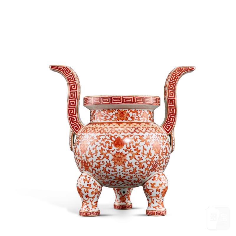 An iron-red and gilt-decorated 'bajixiang' incense burner, Seal mark and period of Daoguang | 清道光 礬紅彩描金纏枝蓮八吉祥鼎式爐 《大清道光年製》款 - 图1